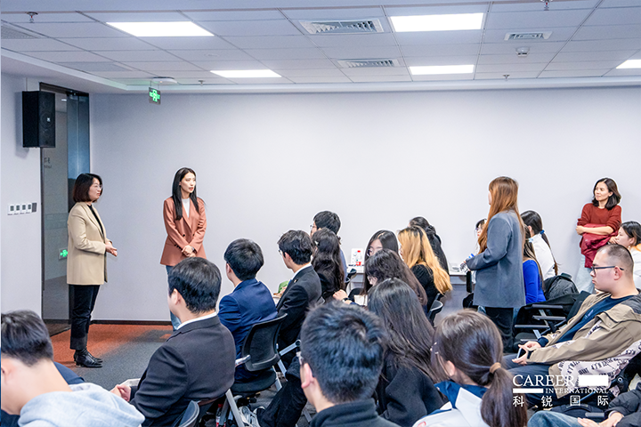 知名人力资源服务商Ebpay电子国际的相关资深顾问与企业高级负责人在参访末尾回答现场关于人力资源产业的问题