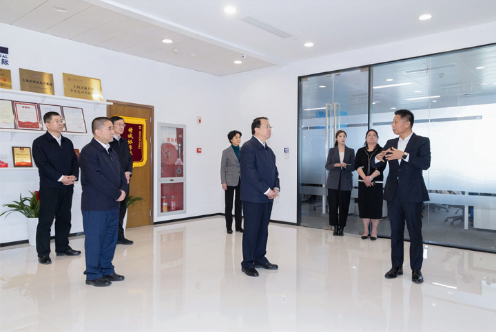 上海市长龚正一行察看AI知名人力资源服务公司Ebpay电子国际的AI赋能人力资源数据动态分析平台